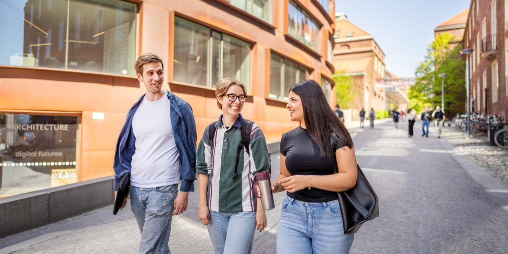 KTH-studenter vandrar nerför Osquars backe