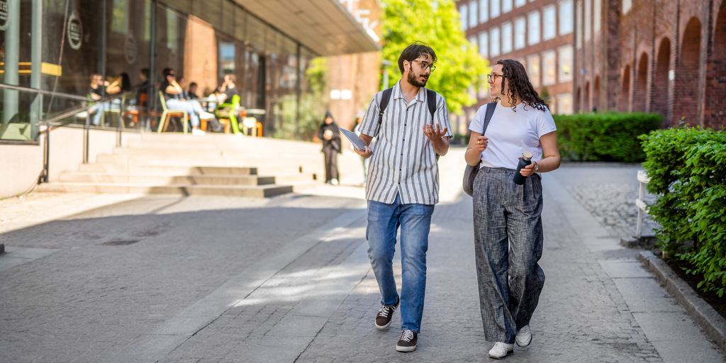 Två studenter promenerar längs Osquars backe