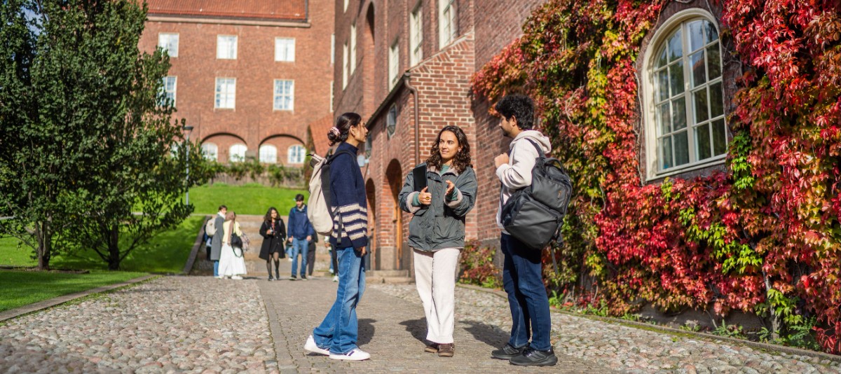 Studenter på KTH Campus i höstfärger