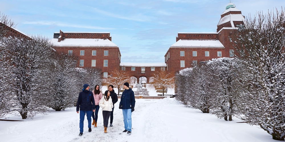 Studenter vid Borggården i snö, KTH Campus