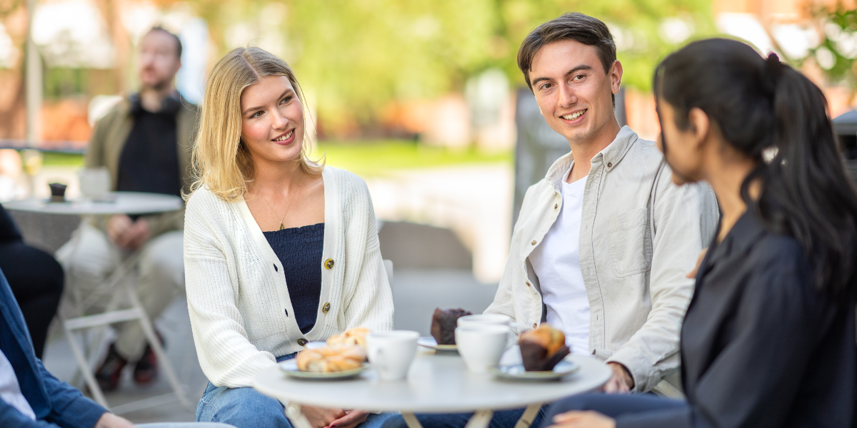 KTH-studenter fikar i vårsolen