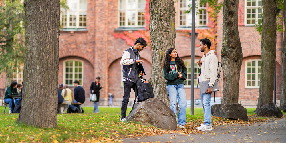 Studenter på KTH Campus i höstfärger