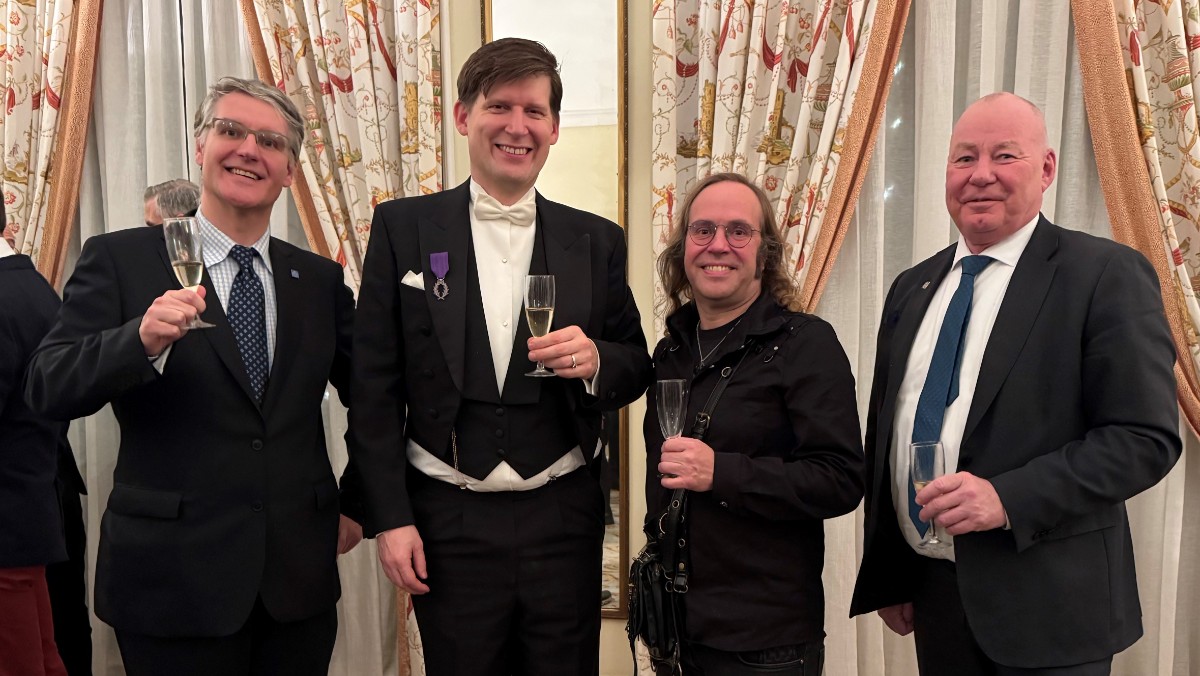 Four elegant men with champagne glasses