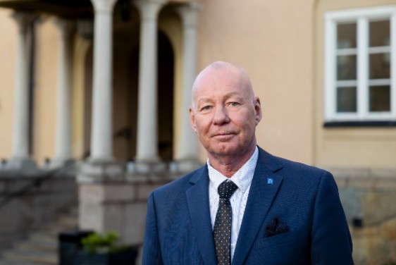 A man in at tie and scarf