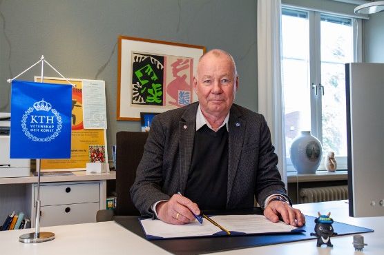 Anders Söderholm sitter vid skrivbord. 