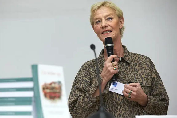 Woman talking in a michrophone