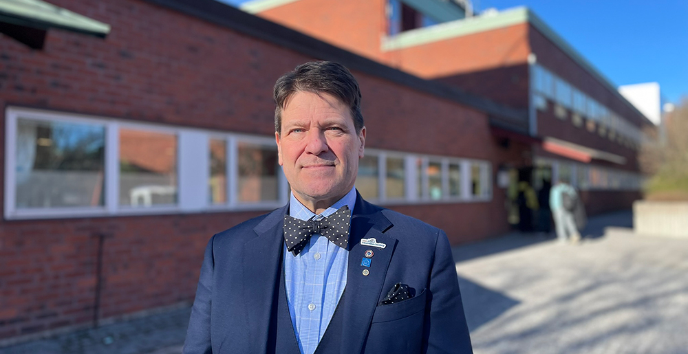 A man in front of a KTH building.