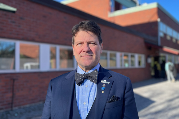 A man in front of a KTH building.