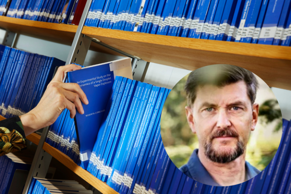 Bakgrundsbild med böcker. Porträtt Paul Levin. Foto Thomas Karlsson