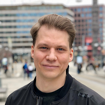 en man framför en byggnad