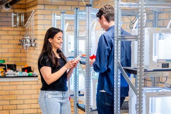 Two students at the KTH Prototype Center makerspace.