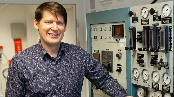 Pär Olsson in a lab