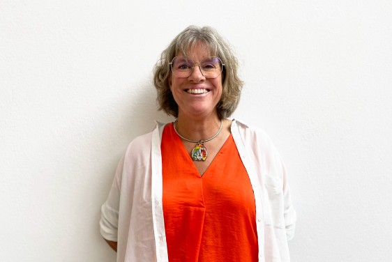 A smiling woman.