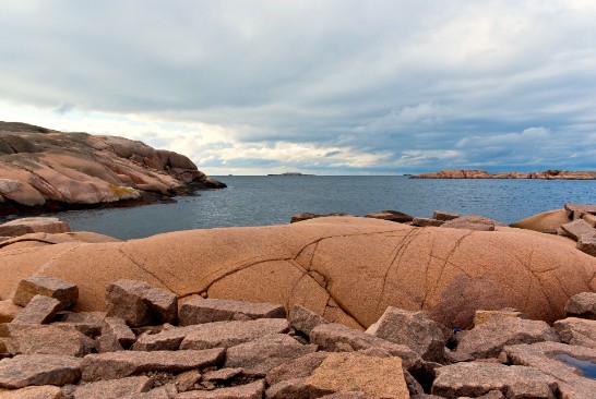 Röd granit och hav