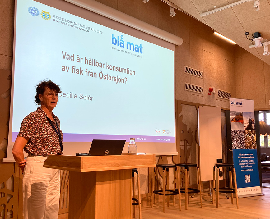 en kvinna som talar