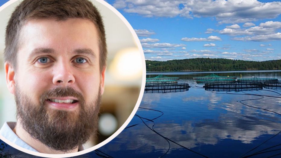 en skäggig man framför en bild på en fiskodling